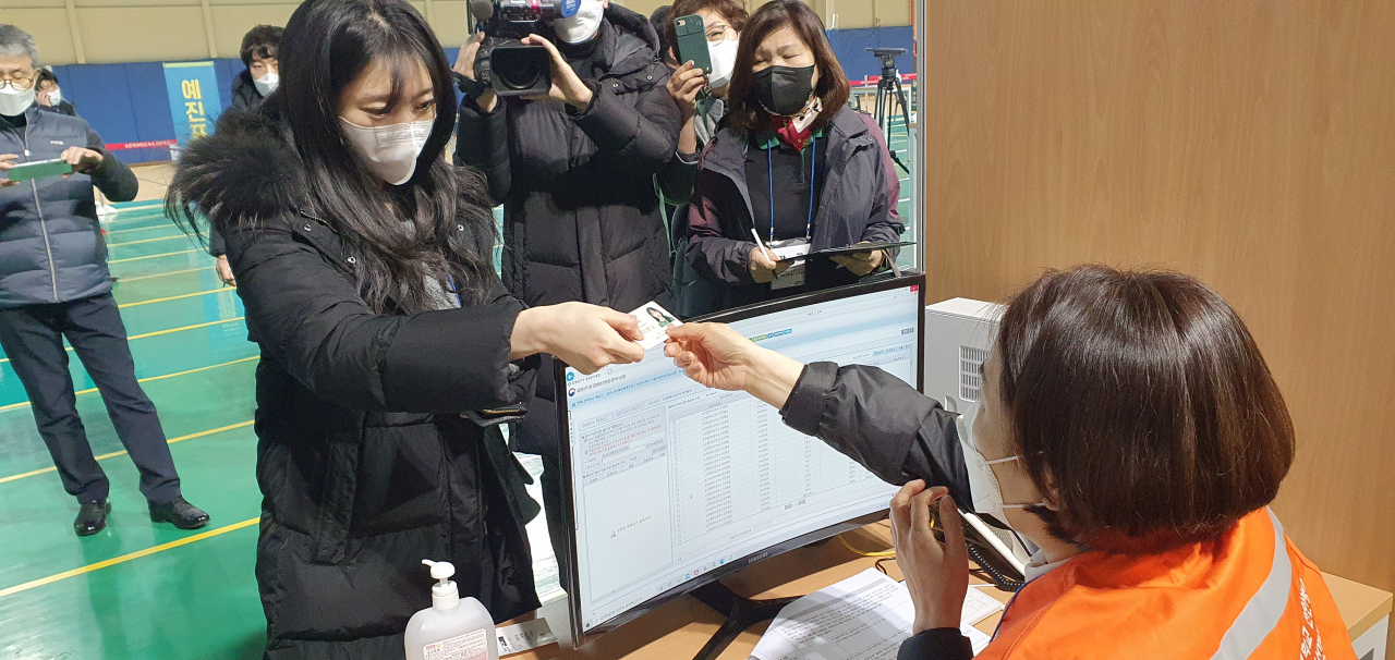 24일 충남 천안 실내배드민턴장에 설치된 중부권역 예방접종센터에서 차질없는 코로나19 백신접종을 위해 모의훈련이 진행되고 있다. 2021. 2. 24 연합뉴스