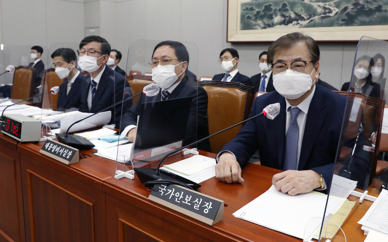 서훈 국가안보실장이 24일 국회에서 열린 운영위원회 전체회의에서 답변하고 있다. 오른쪽부터 서 안보실장, 유영민 대통령비서실장, 김상조 정책실장. [국회사진기자단]