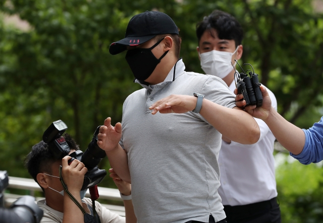 구급차를 상대로 고의 사고를 낸 혐의로 1심에서 징역 2년을 선고 받은 택시기사 최모씨가 지난해 7월 서울동부지법에서 열리는 영장실질심사에 출석할 당시의 모습. [연합]
