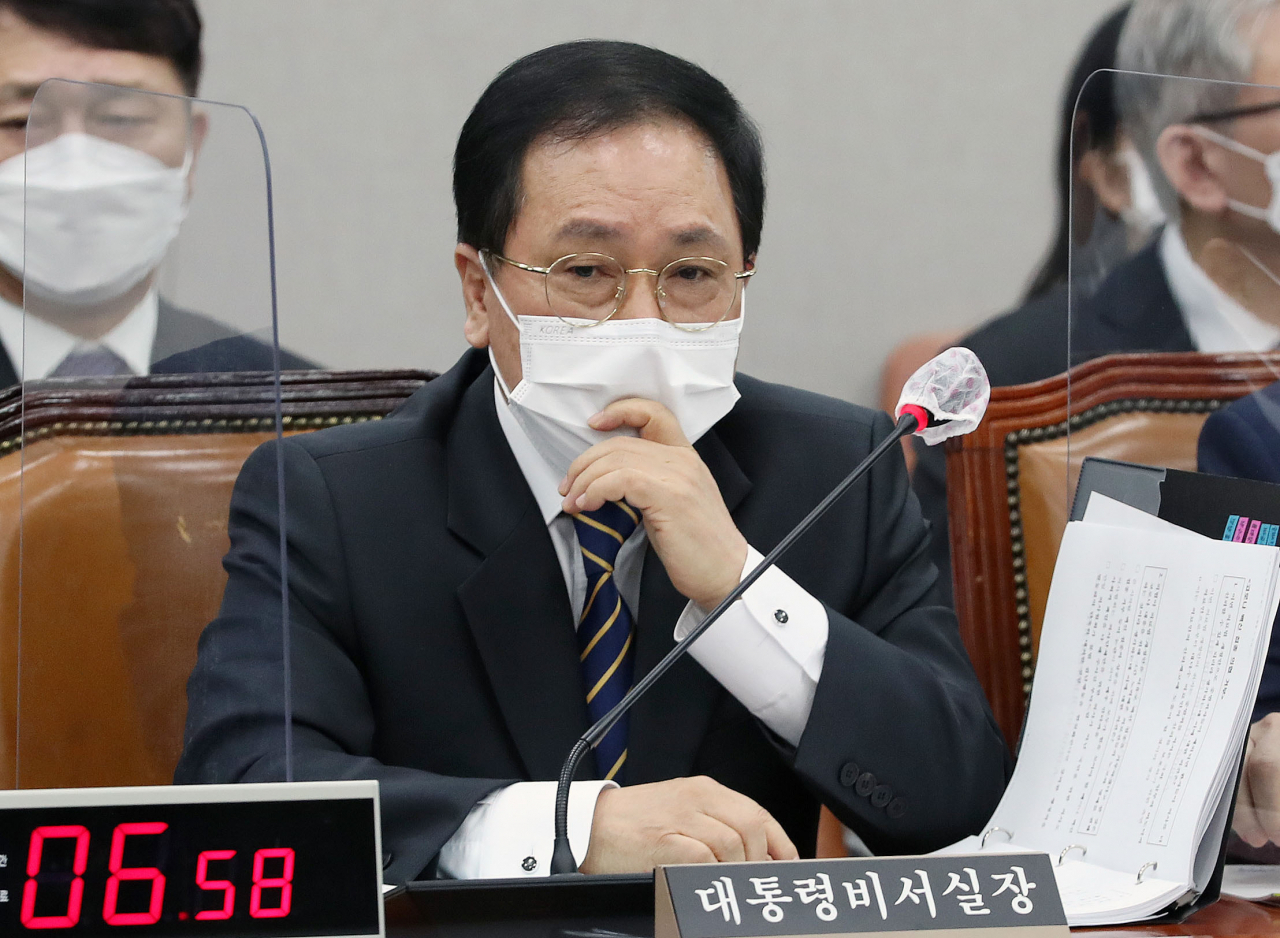 유영민 대통령 비서실장이 24일 국회에서 열린 운영위원회 전체회의에서 질의를 듣고 있다. [이상섭 기자/babtong@heraldcorp.com]