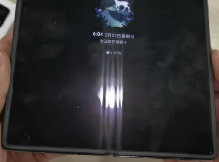 화웨이의 세번째 폴더블폰 메이트X2의 주름이 포착된 사진. [트위터 Fold Universe]