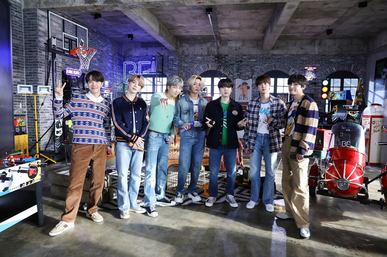그룹 방탄소년단(BTS)이 한국 가수 최초로 'MTV 언플러그드'(이하 언플러그드) 무대에 섰다고 소속사 빅히트 엔터테인먼트가 24일 밝혔다. 사진은 'MTV 언플러그드' 출연한 방탄소년단. [연합]