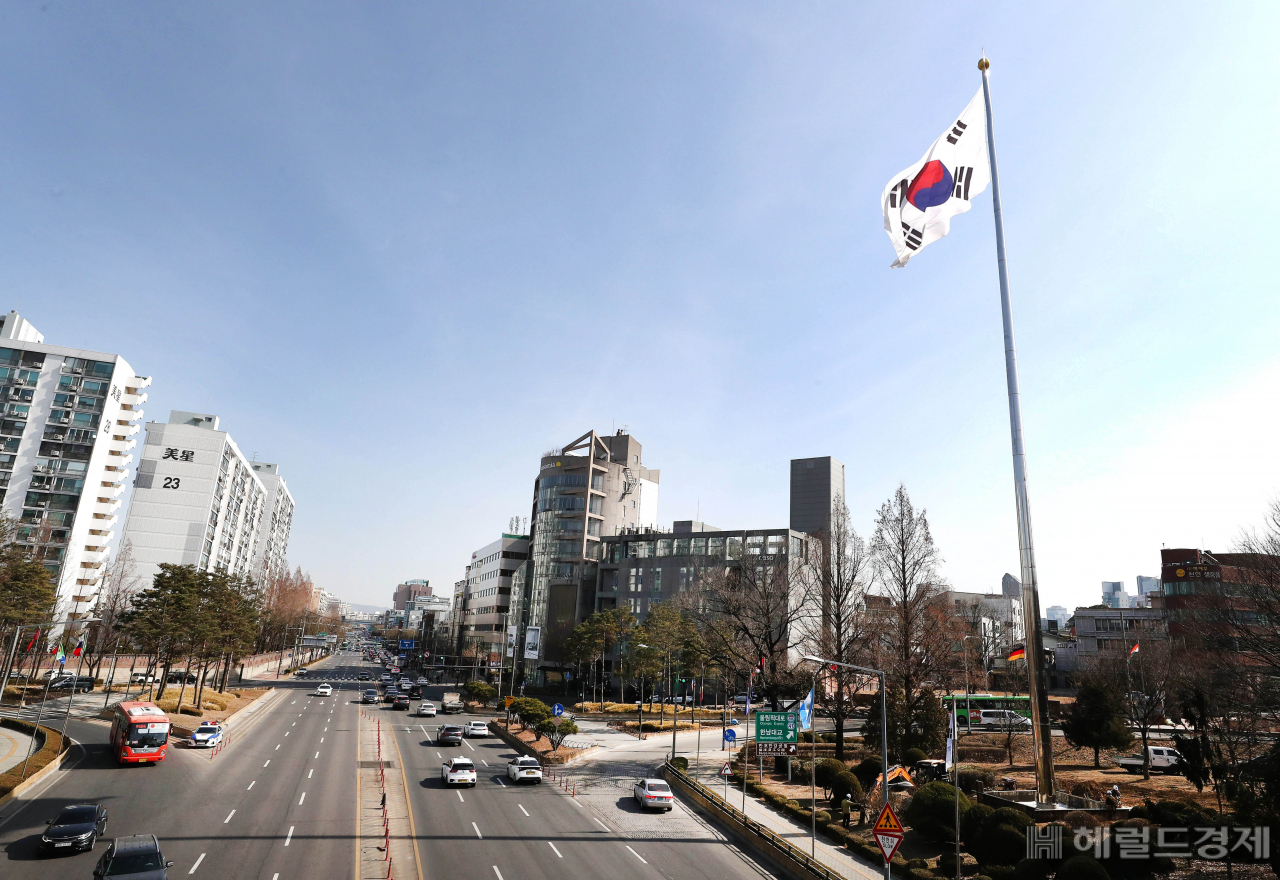한남대교 남단 입체교차로에 설치된 대형 태극기. [강남구 제공]