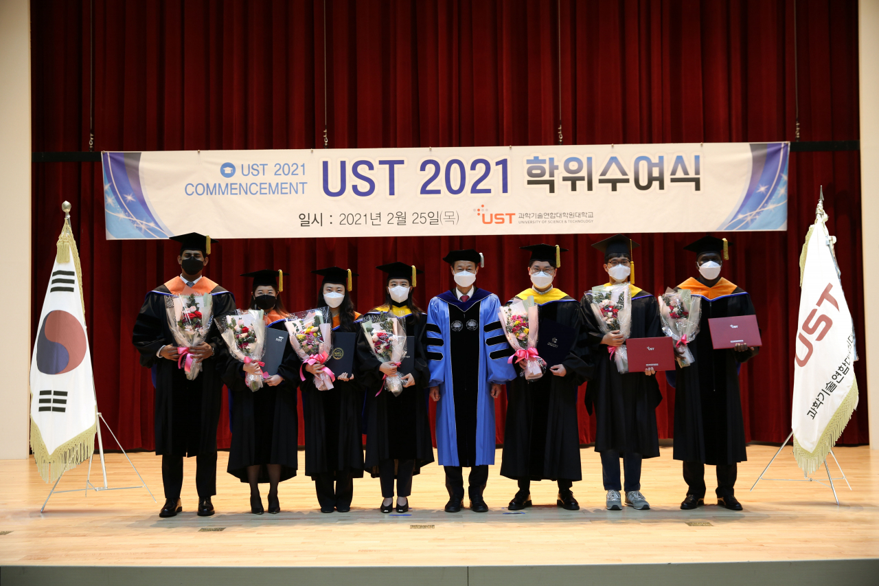 2021년 학위수여식에서 우수졸업생 표창 수상자들이 기념촬영을 하고 있다.[UST 제공]