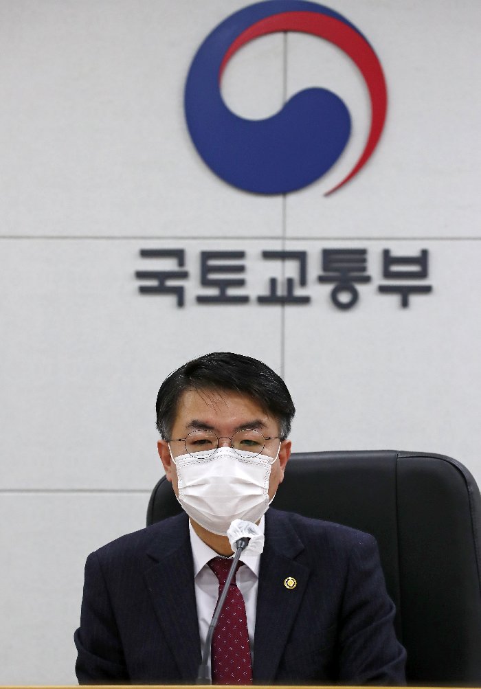 윤성원 국토교통부 1차관이 지난 24일 세종시 정부세종청사에서 열린 주택공급 확대를 위한 신규 공공택지 추진계획 브리핑을 하고 있다. [사진=연합]