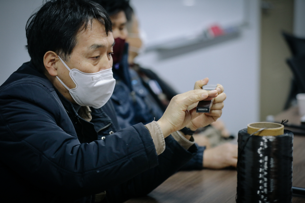 최경락 수석연구원이 개발된 공정으로 생산된 CFRP 부품에 대해 설명하고 있다.[한국생산기술연구원 제공]