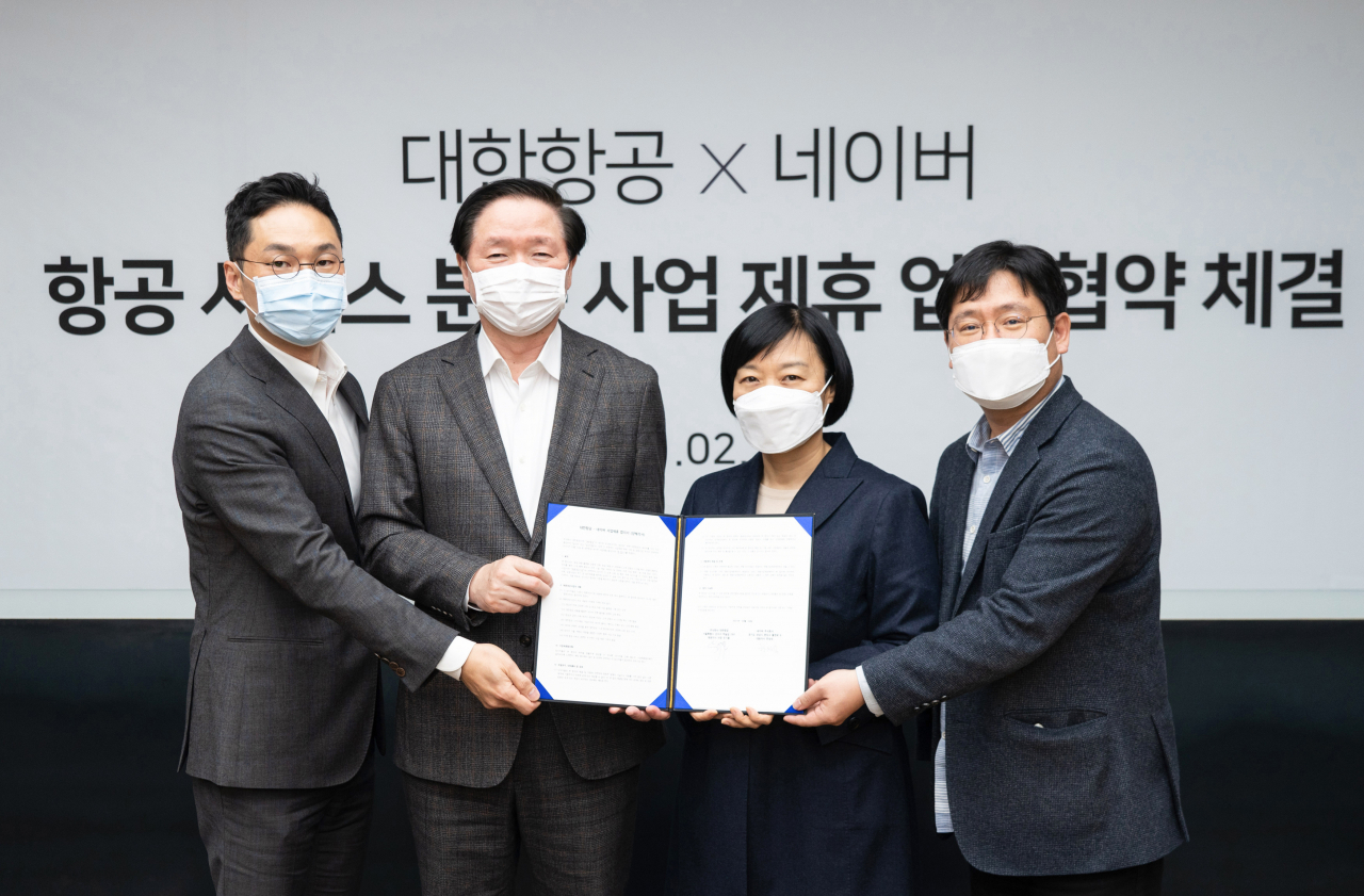 네이버는 지난 24일 대한항공과 항공 서비스 분야 디지털 혁신을 위한 업무협약(MOU)을 체결했다고 25일 밝혔다. 왼쪽부터 장성현 대한항공 부사장, 우기홍 대한항공 대표이사, 한성숙 네이버 대표, 최인혁 네이버 COO [네이버 제공]