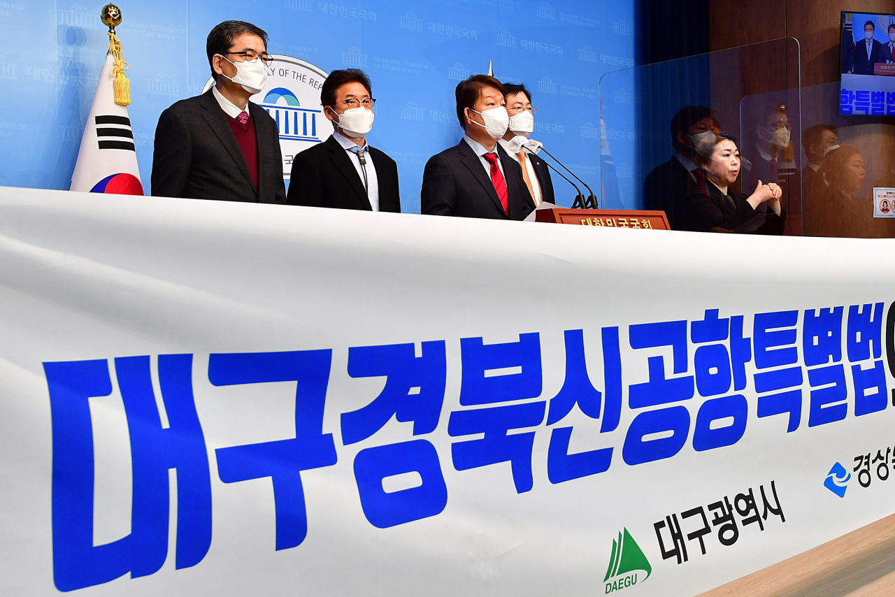 국민의힘 곽상도 의원(왼쪽부터), 이철우 경북지사, 권영진 대구시장, 국민의힘 이만희 의원이 23일 국회 소통관에서 '대구경북신공항특별법'의 신속한 제정을 촉구하고 있다. [헤럴드경제=이상섭 기자]