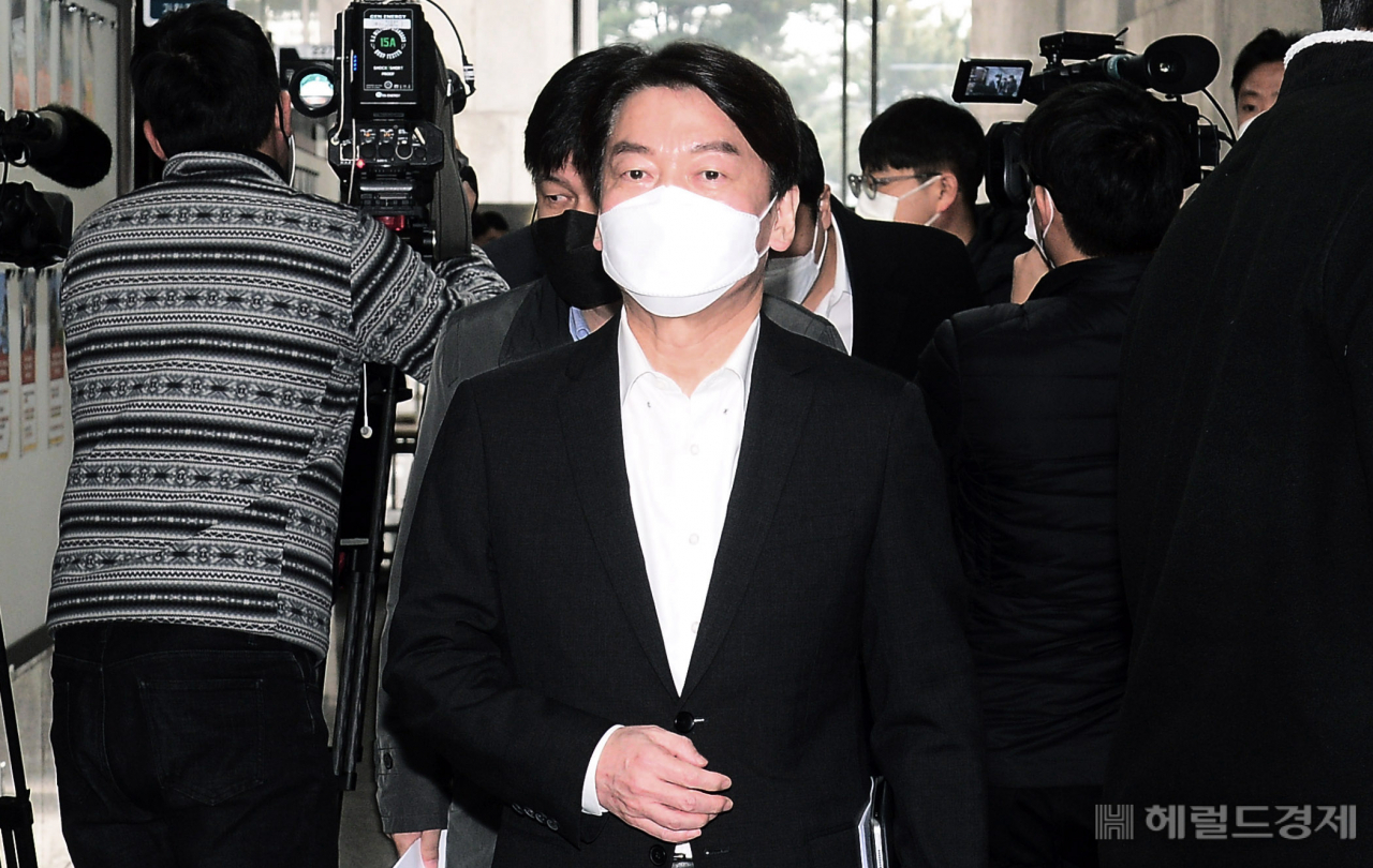 [헤럴드경제=이상섭 기자] 안철수 국민의당 대표가 25일 서울 여의도 국회에서 열린 제79차 최고위원회의를 마치고 회의실을 나서고 있다. babtong@heraldcorp.com