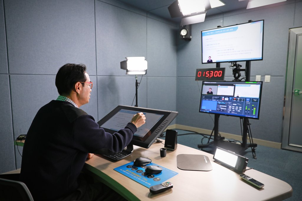 지난해 8월 부산 부산진구 동의대에서 한 교수가 동영상 강의를 하고 있다.(사진은 기사 내용과 관련 없음) [연합]