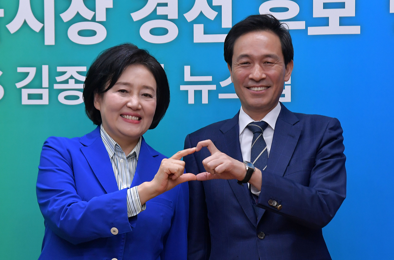 지난 24일 오후 서울 목동 CBS 스튜디오에서 열린 더불어민주당 서울시장 경선 후보 방송토론회에서 박영선(왼쪽), 우상호 예비후보가 기념 촬영을 하고 있다. [국회사진기자단]