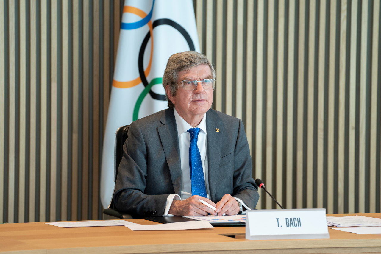 토마스 바흐 국제올림픽위원회(IOC) 위원장이 24일(현지시간) 화상으로 열린 이사회에 참석해 참석자의 발언을 듣고 있다. [로이터]