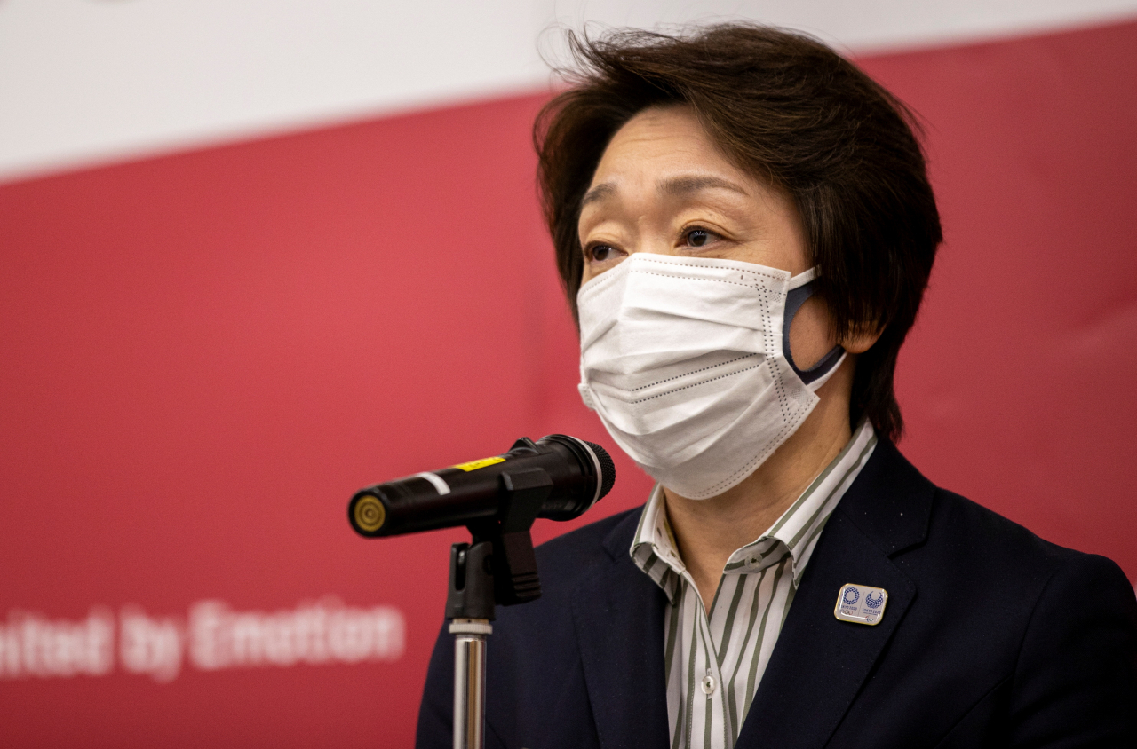 하시모토 세이코(橋本聖子) 일본 도쿄올림픽·패럴림픽 조직위원회 회장이 24일(현지시간) 국제올림픽위원회(IOC) 이사회 후 열린 기자회견에서 발언하고 있다. [로이터]