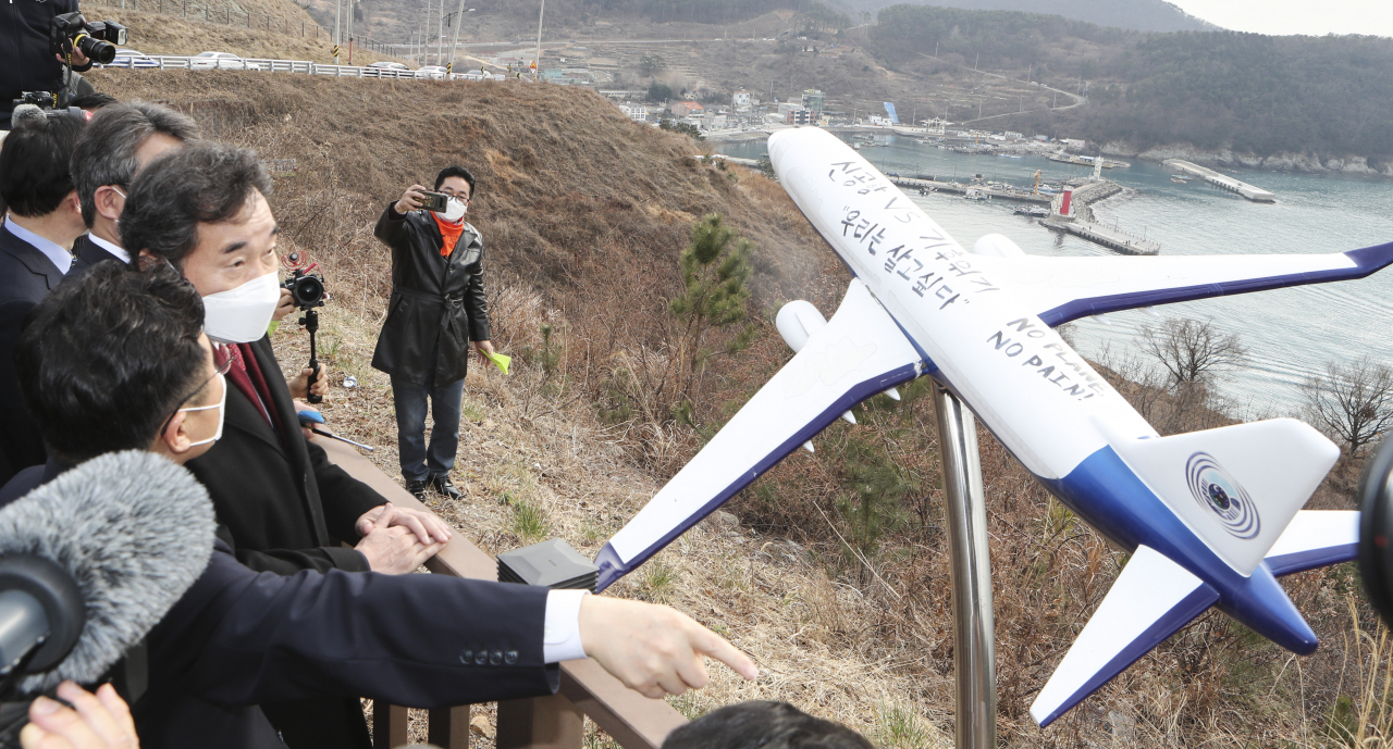 이낙연 더불어민주당 대표가 지난 달 21일 오후 부산 강서구 대항전망대에서 가덕도신공항 예정지를 둘러보고 있다. [연합]