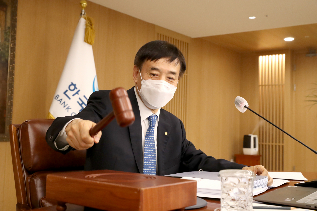 이주열 한국은행 총재가 25일 오전 서울 중구 한은 본관에서 열린 금융통화위원회 본회의에서 회의를 주재하며 의사봉을 두드리고 있다. [한은 제공]