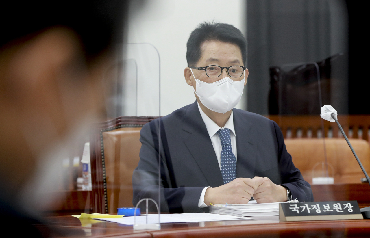 박지원 국가정보원장은 최근 비공개 언론간담회에서 과거 정부 국정원의 불법사찰 의혹과 관련해 정치중립을 강조하면서 선거개입 비판에 대해서는 강한 유감을 표명했다. 지난 22일 국회 정보위원회 전체회의에 출석한 박 원장. [연합]