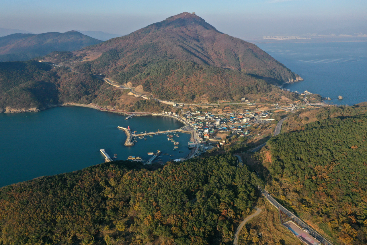 가덕도 신공항 건설이 4·7 부산시장 보궐선거를 앞두고 최대 현안으로 부상한 가운데 사업의 주무부처인 국토교통부가 이달 초 분석보고서를 통해 신공항 건설 추진에 대해 사실상 반대 입장을 내놓았다. 사진은 신공항 예정지인 부산 강서구 가덕도동 대항항 일대 모습. [연합]