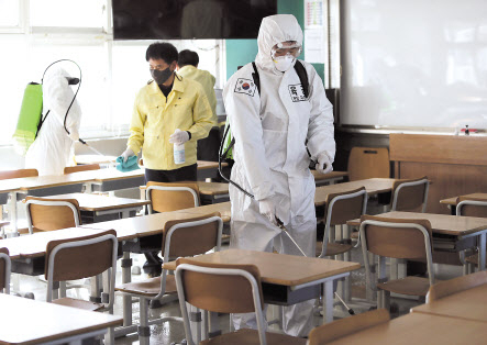 지난 23일 대구 남구 대명동 경북예술고등학교에서 육군 50사단 장병들과 남구청 직원들이 개학 후 학생들의 등교에 대비해 신종 코로나바이러스 감염증(코로나19) 확산 예방을 위한 방역을 하고 있다. [연합]