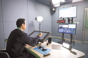 지난해 8월 부산 부산진구 동의대에서 한 교수가 동영상 강의를 하고 있다.(사진은 기사 내용과 관련 없음) [연합]