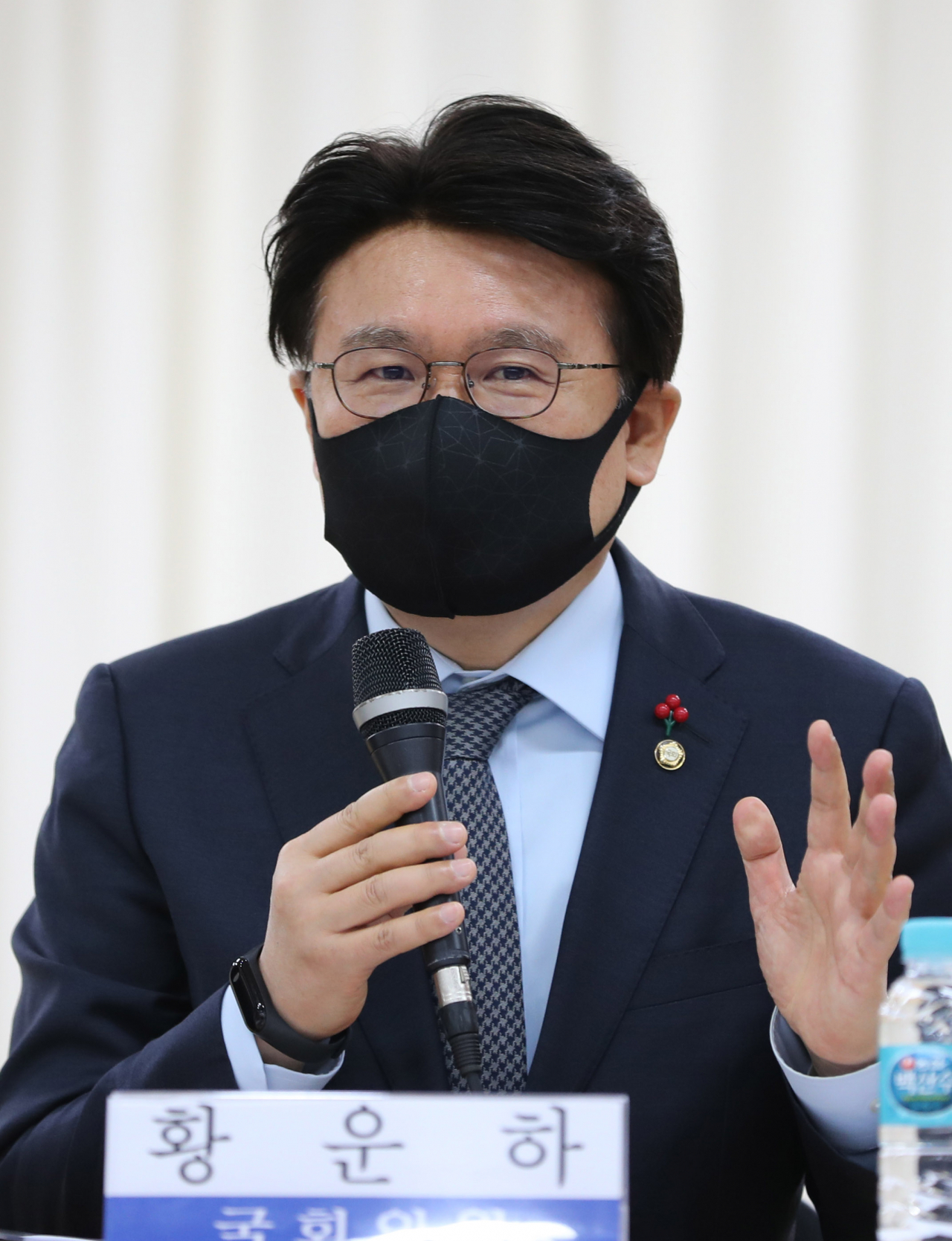 더불어민주당 황운하 의원이 지난 23일 서울 여의도 이룸센터에서 열린 '수사-기소 완전 분리를 위한 중대범죄수사청 설치 입법 공청회'에서 인사말하고 있다. [연합]