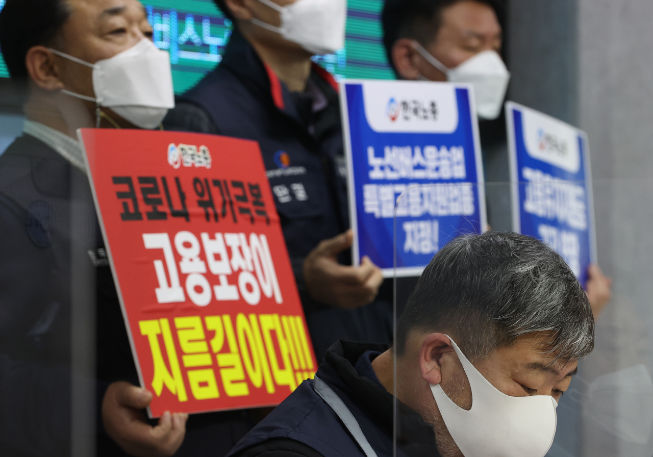 김동명 한국노총 위원장이 25일 오전 서울 영등포구 한국노총에서 열린 ‘코로나19 고용한파 업종’에 대한 고용 안정 보장을 촉구하는 기자회견에서 발언을 마친 뒤 고개를 숙이고 있다. [연합]