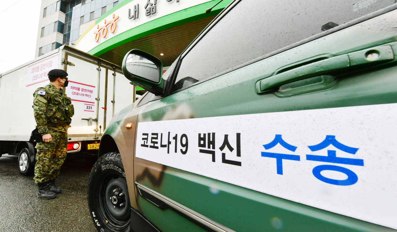 25일 오전 광주 광산구보건소 앞에서 군 특전사 요원이 아스트라제네카의 신종 코로나바이러스 감염증(코로나19) 백신을 배송한 냉장 트럭을 지키고 있다. 국내에서 위탁 생산된 아스트라제네카(AZ) 백신은 이날 광주에 3천200명 접종분이 도착했다. 26일부터 요양병원 의료진과 종사자, 만 65세 미만 입소자를 대상으로 접종이 시작된다. 연합뉴스