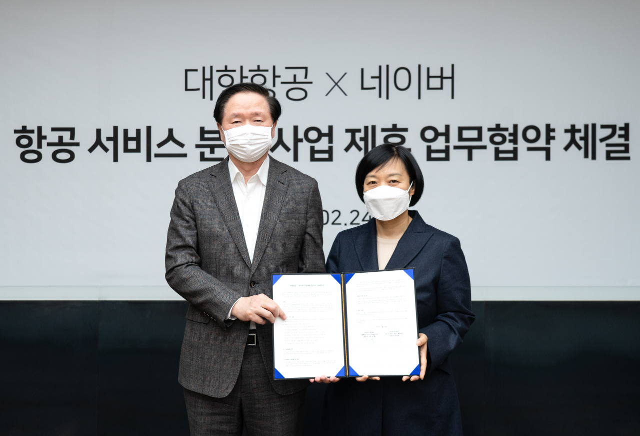 (왼쪽부터) 대한항공 우기홍 대표이사와 네이버 한성숙 대표이사가 항공 서비스 사업 제휴 업무협약을 체결한 뒤 기념촬영을 하고 있다. [대한항공 제공]