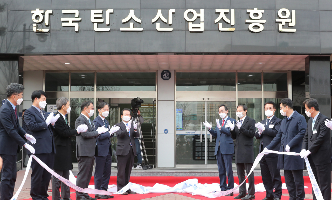정세균 국무총리(왼쪽 여섯번째)가 24일 오후 전주시 덕진구 한국탄소산업진흥원에서 열린 개원식에서 참석자들과 현판식을 하고 있다. [연합뉴스]