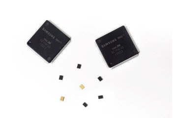 삼성전자가 최근 개발에 성공한 미니 LED 구동 IC 2종의 모습. 위쪽 큰 제품이 LED 전류 구동 IC(S6LP441), 아래 제품이 이를 관장하는 컨트롤러 IC(S6LDMB1). [삼성전자 뉴스룸 제공]