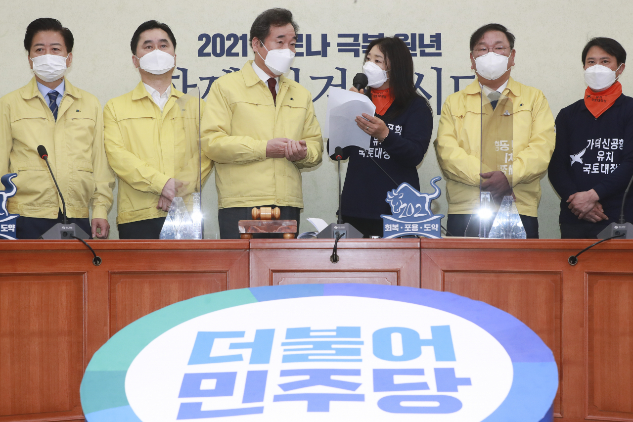 가덕도허브공항시민추진단 이지후 상임대표(오른쪽 세번째)가 지난 24일 국회에서 더불어민주당 이낙연 대표에게 가덕신공항특별법 통과 촉구 서한을 전달한 뒤 인사말하고 있다. [연합]
