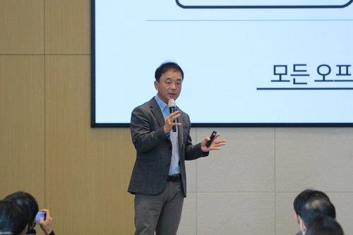 지난해 4월 27일 롯데온 전략을 설명하는 조영제 롯데쇼핑 e커머스 사업부장.[연합]
