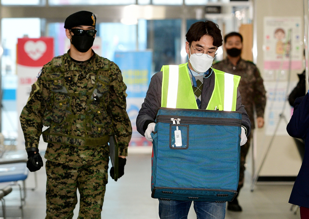 전국적으로 신종 코로나바이러스 감염증(코로나19) 백신 접종 시작을 하루 앞둔 25일 대구 중구 보건소에 아스트라제네카 백신이 도착하고 있다. [연합]