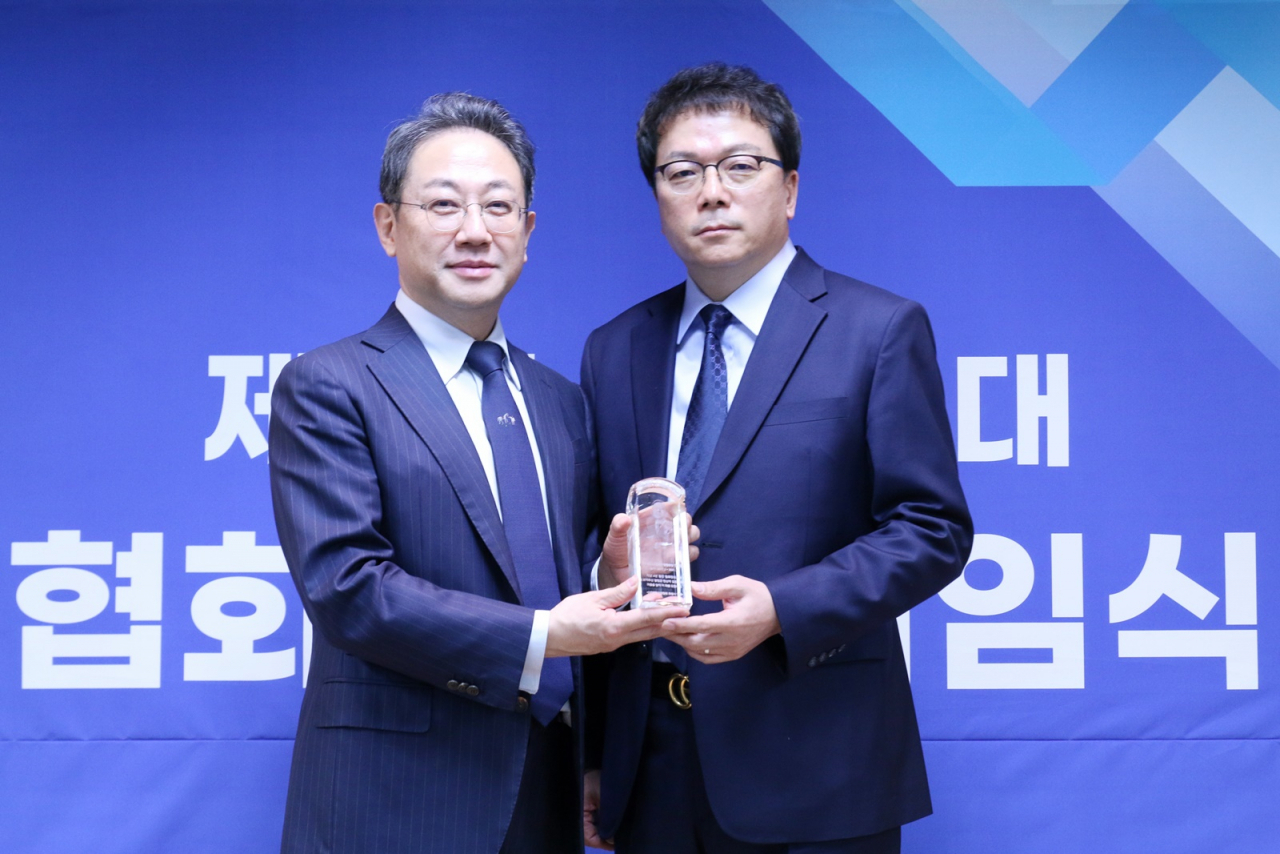 안건준 전 벤처기업협회 회장(왼쪽)과 강삼권 10대 벤처기업협회 회장이 25일 진행된 2021년 제 26차 정기총회 및 회장 이·취임식에서 사진촬영을 하고 있다.[벤처기업협회 제공]