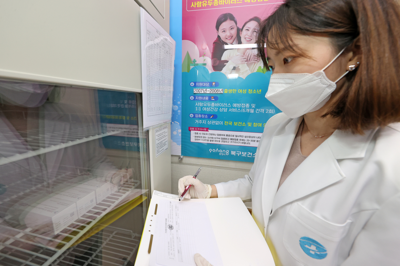 코로나19 백신접종을 하루 앞둔 지난 25일 경북 포항시 북구보건소에서 보건소 관계자가 아스트라제네카(AZ) 백신을 냉장고에 넣고 있다. [연합]