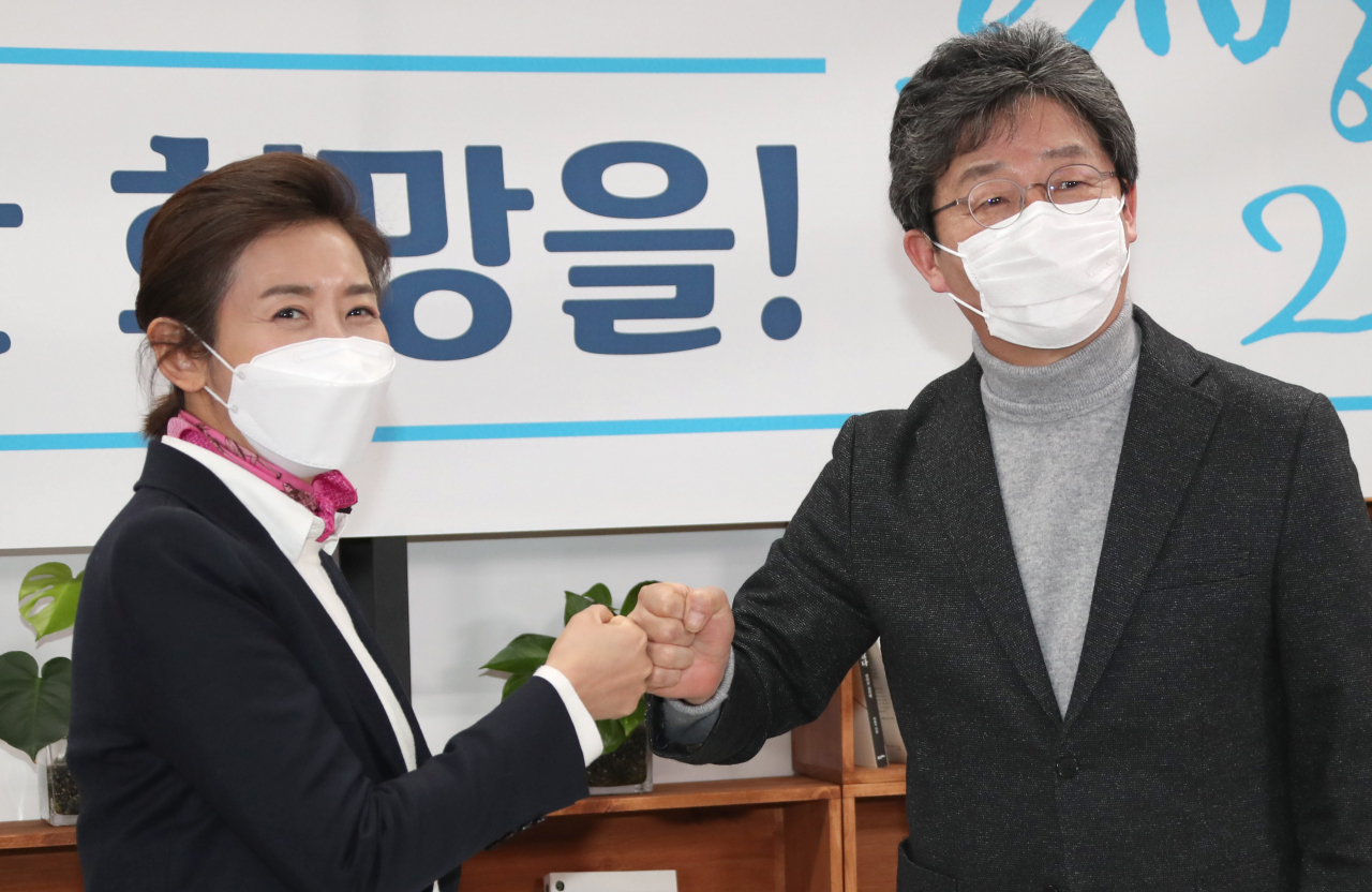 나경원 국민의힘 서울시장 보궐선거 경선후보가 25일 서울 영등포구 여의도 희망22 사무실에서 유승민 전 의원을 만나고 있다. [국회사진기자단]
