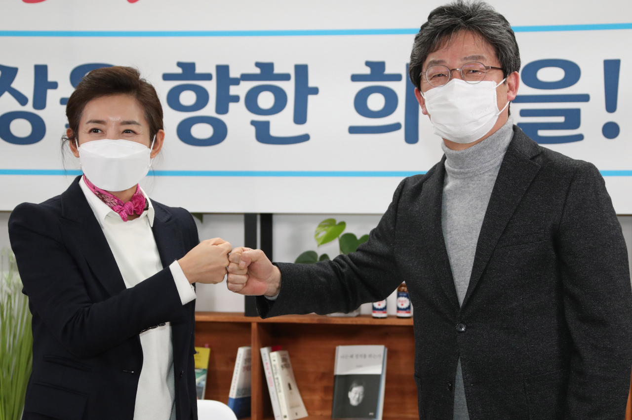 나경원 국민의힘 서울시장 보궐선거 경선후보가 25일 서울 영등포구 여의도 희망22 사무실에서 유승민 전 의원을 만나고 있다.[국회사진기자단]