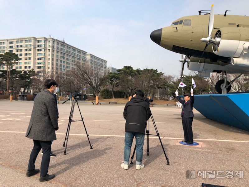 영등포구 관계자가 3.1절 기념 기미독립선언서 낭독하는 영상을 제작하고 있다. [영등포구 제공]