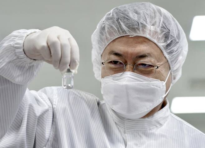 문재인 대통령이 지난달 20일 오전 경북 안동시 SK바이오사이언스 백신 위탁 생산공장을 찾았다. [연합]