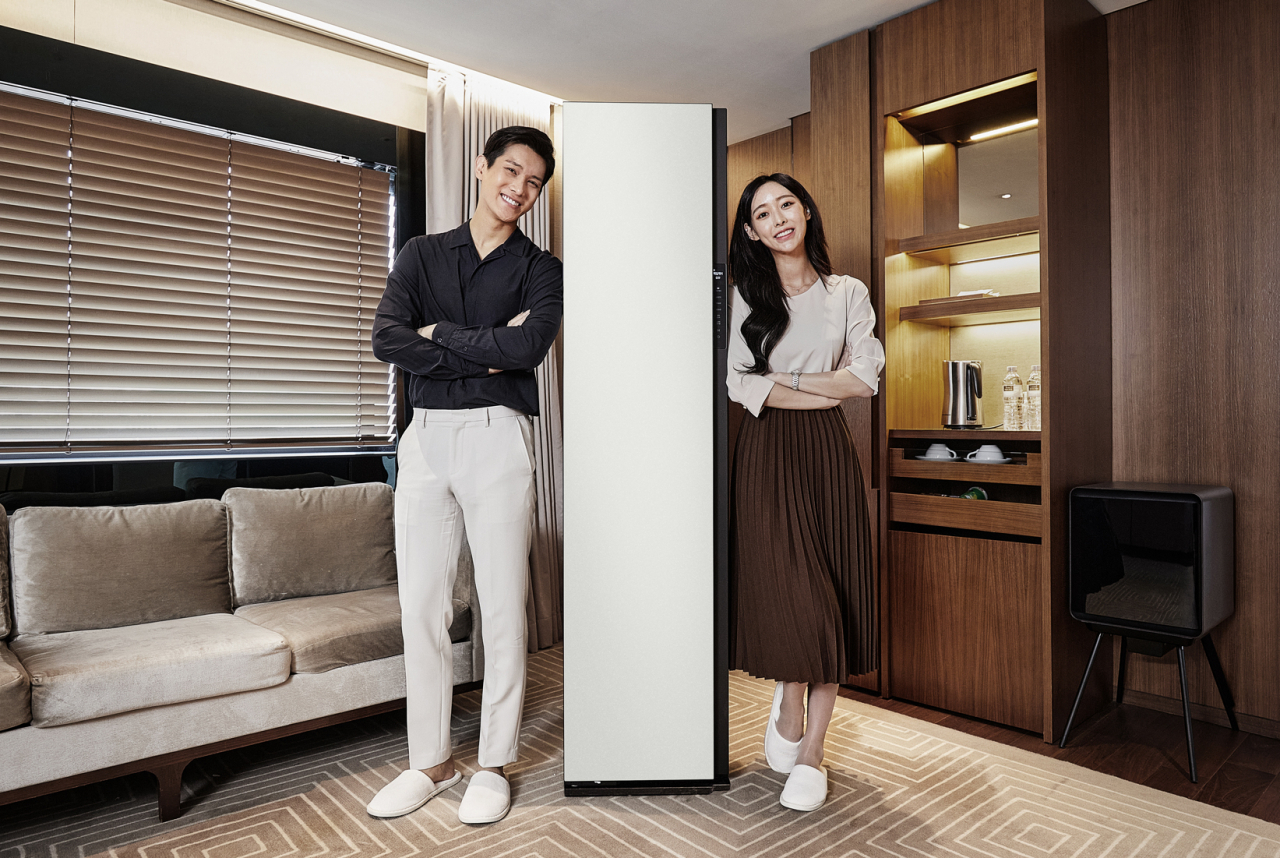 삼성전자 모델이 서울신라호텔에 마련된 비스포크 에어드레서를 소개하고 있다.[제공=삼성전자]