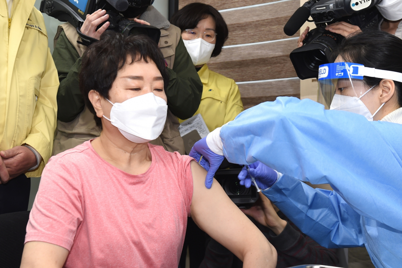 26일 오전 서울 노원구 보건소에서 서울시 1호 접종자인 이경순(61) 요양보호사(상계요양원)가 아스트라제네카(AZ) 백신 접종을 받고 있다. 연합뉴스
