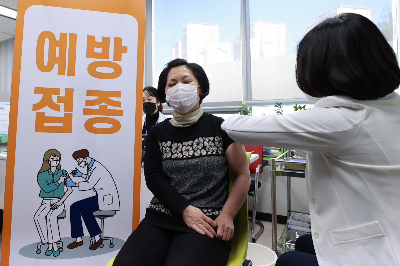 26일 오전 서울 금천구 보건소에서 노인요양센터 요양보호사 신정숙 씨가 코로나19 아스트라제네카(AZ) 백신 1회차 접종을 받고 있다. [연합]