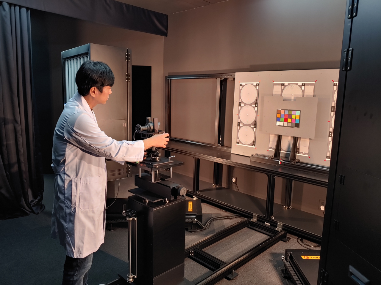 한국산업기술시험원(KTL) 관계자가 CCTV카메라 성능 시험평가를 하고 있다. KTL는 지난달 조달청으로부터 CCTV 조달전문검사 기관으로 지정을 받아 해당품목 조달등록시험과 조달검사 서비스를 동시에 제공하고 있다.［KTL제공］