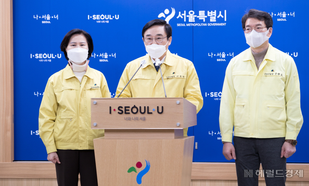 서울시구청장협의회가 서울시와 함께 5천억원 규모의 재난지원금을 마련해 지급하겠다고 25일 밝혔다. 협의회장인 이동진 도봉구청장은 "25개 자치구가 2천억원의 재원을 조성하는 동시에 서울시에는 자치구 편성 규모 이상의 지원금 편성을 요청하겠다"고 말했다. 왼쪽부터 김수영 양천구청장, 이동진 도봉구청장, 정원오 성동구청장.
