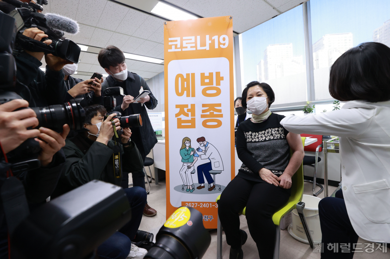 26일 오전 서울 금천구 보건소에서 노인요양센터 요양보호사 신정숙 씨가 신종 코로나바이러스 감염증(코로나19) 아스트라제네카(AZ) 백신 1회차 접종을 받고 있다. [사진공동취재단]