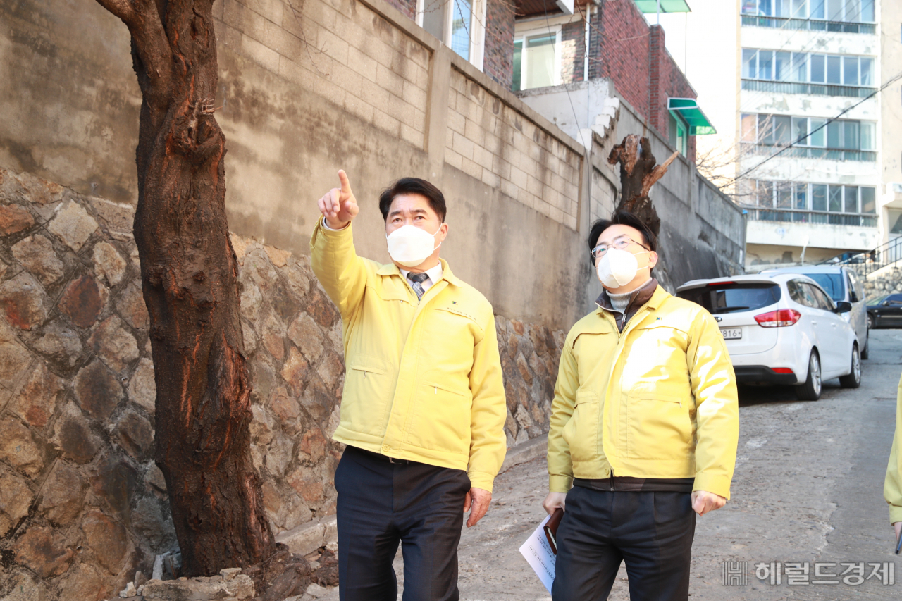 25일 박준희 구청장이 관악구 보라매동 노후 아파트 현장을 찾아 해빙기 안전 위험이 없는 지 살피고 있다. [관악구 제공]