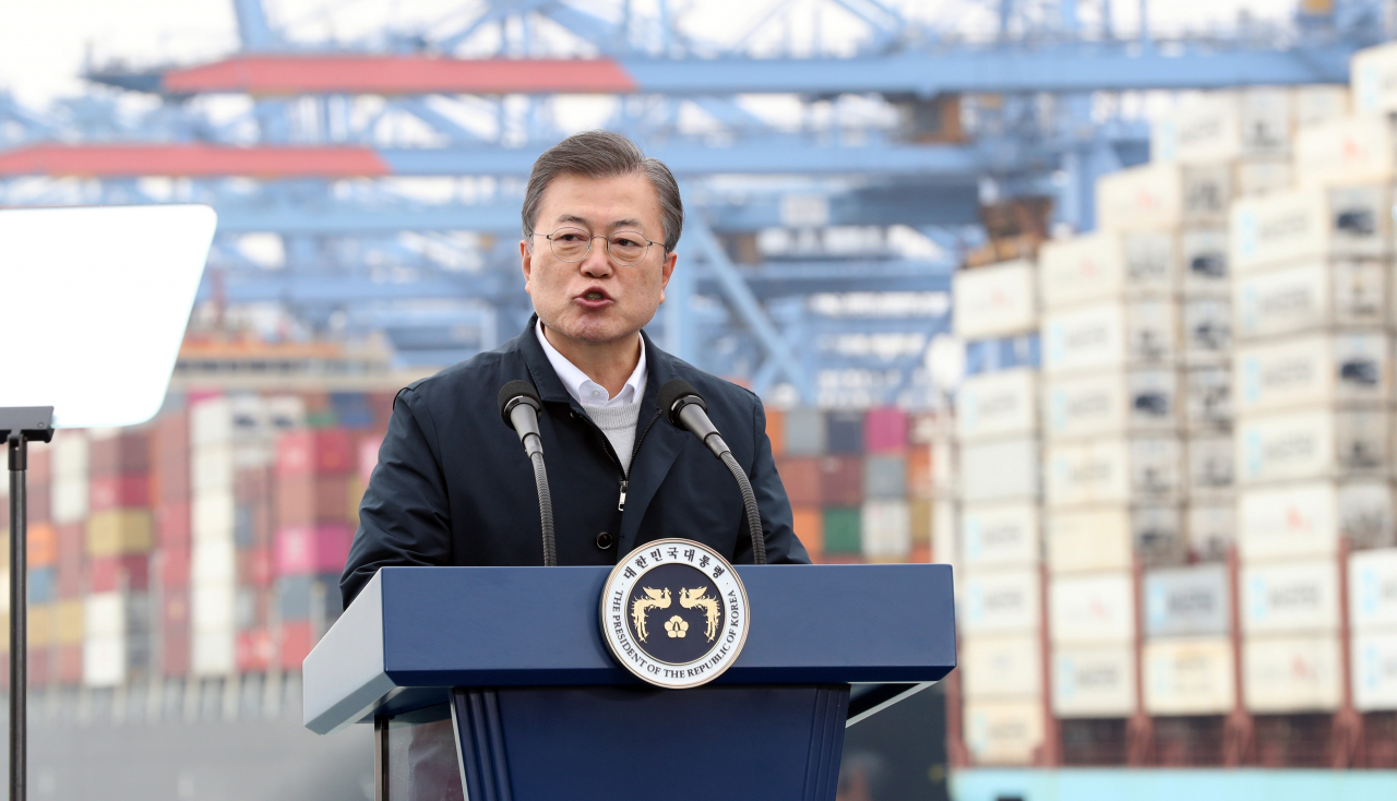 문재인 대통령이 지난 25일 부산신항 다목적 부두에 위치한 해양대학교 실습선 선상에서 열린 '동남권 메가시티 구축 전략 보고'에서 발언하고 있다. [연합]