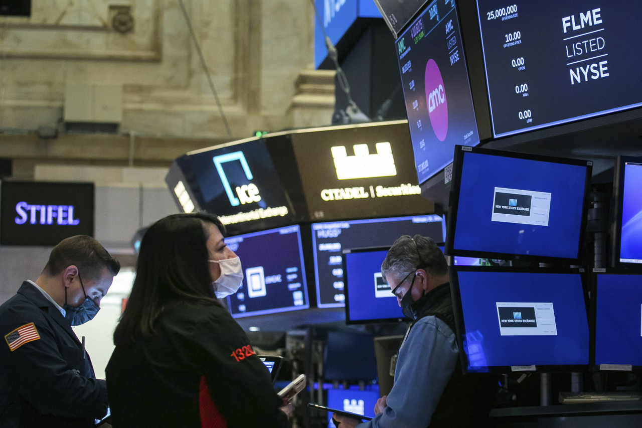 25일(현지시간) 미국 뉴욕증권거래소(NYSE) 입회장에서 트레이더들이 업무를 처리하고 있다. 이날 뉴욕증시의 3대 주요 지수는 국채 금리가 치솟자 급락세로 마감했다. [뉴욕증권거래소 제공]