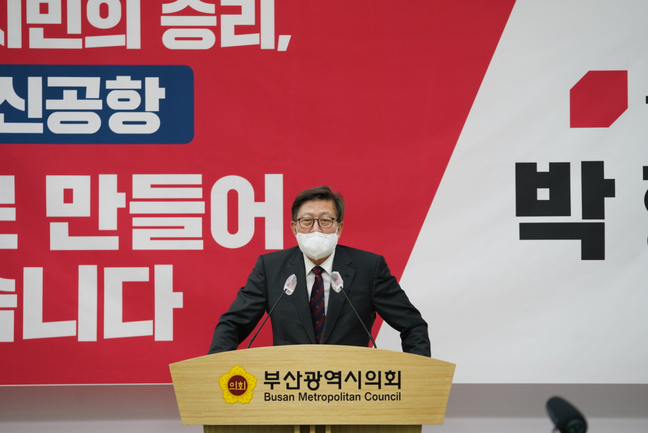 박형준 국민의힘 부산시장 예비후보가 26일 부산시의회 브리핑룸에서 가덕도 신공항 건설 관련 초당적 협의체 구성하겠다고 밝히고 있다. [박형준 캠프 제공]