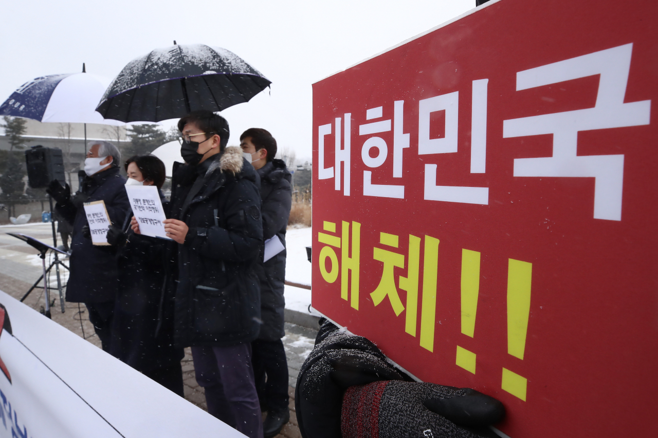 전광훈 사랑제일교회 목사가 16일 오후 서울 청와대 분수대 앞에서 문재인 대통령 체포 국민특검단 기자회견을 하고 있다. [연합]
