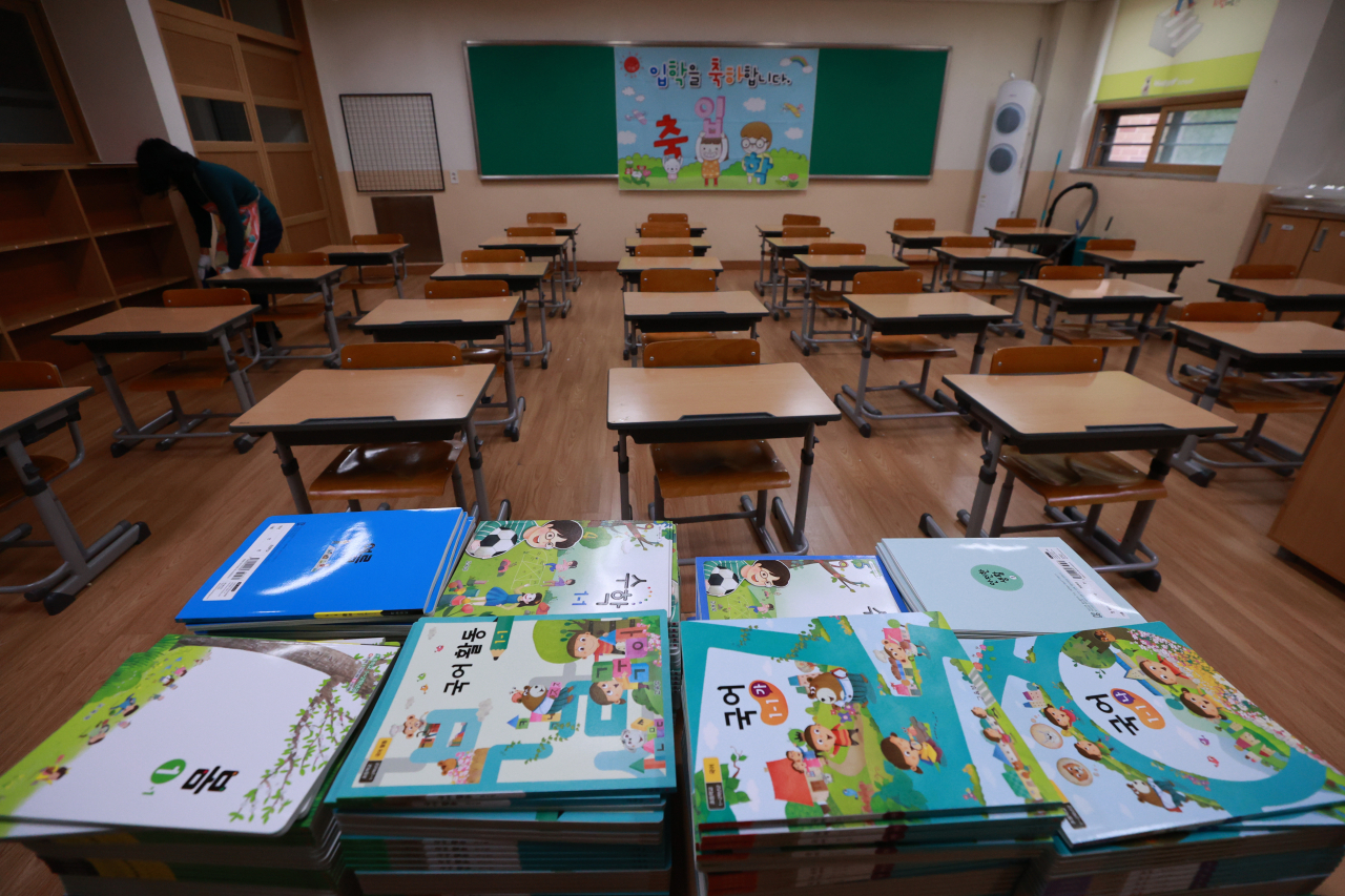 3월 새학기 개학을 앞두고 25일 오후 서울 서초구 언남초등학교 1학년 교실에 학생들에게 나눠줄 교과서가 놓여 있다.[연합]